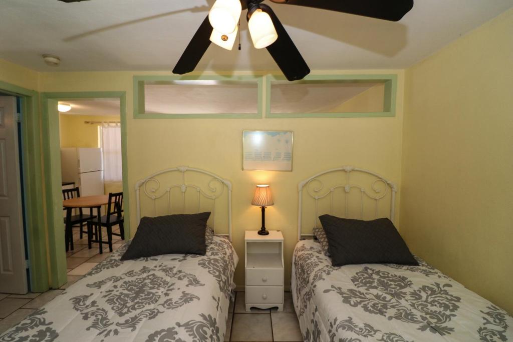 Grove City Motel - Deluxe Twin Room