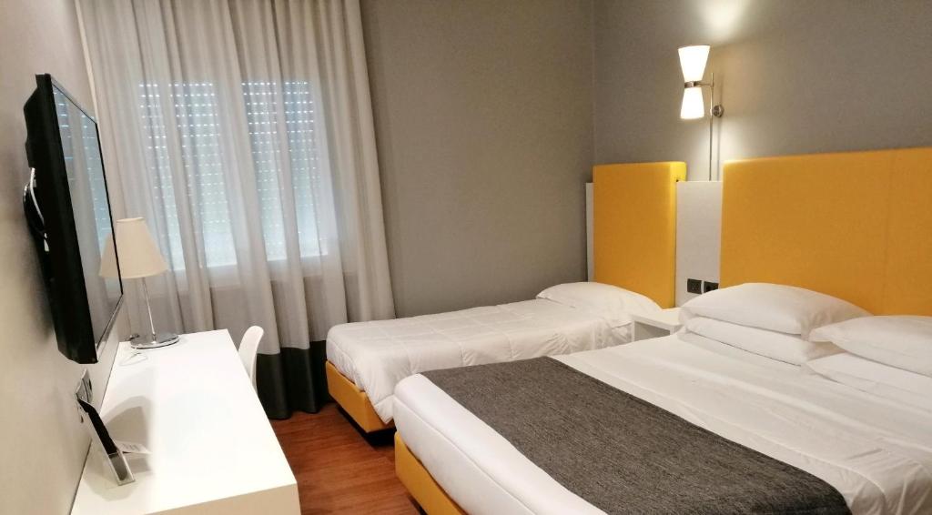 Postel nebo postele na pokoji v ubytování Hotel Umbria