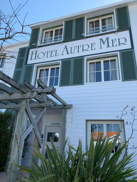 un edificio con un aparato de hotel me firma en él en Hotel Autre Mer en Noirmoutier-en-l'lle