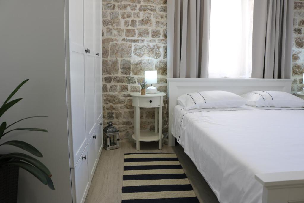 Postel nebo postele na pokoji v ubytování Trogir Square Apartment