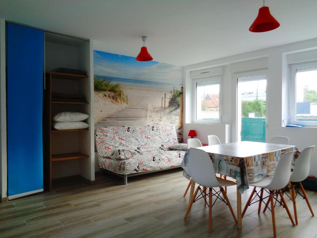 un salon avec une table et une chambre avec un lit dans l'établissement Residence du Fou, à Trévou-Tréguignec