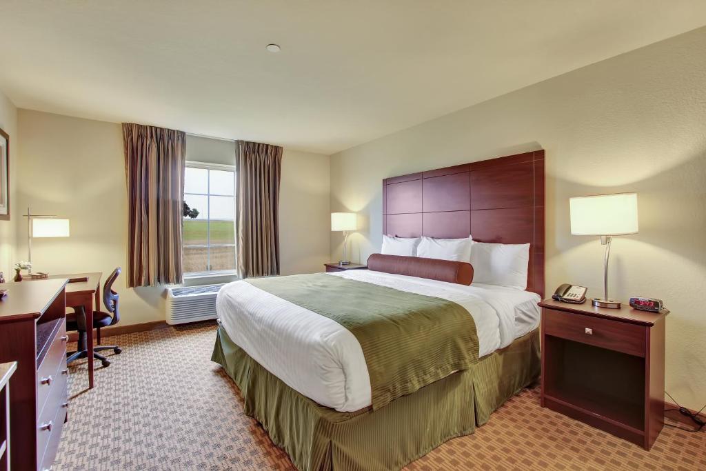 Cobblestone Hotel & Suites - Waynesboro - Deluxe King Room