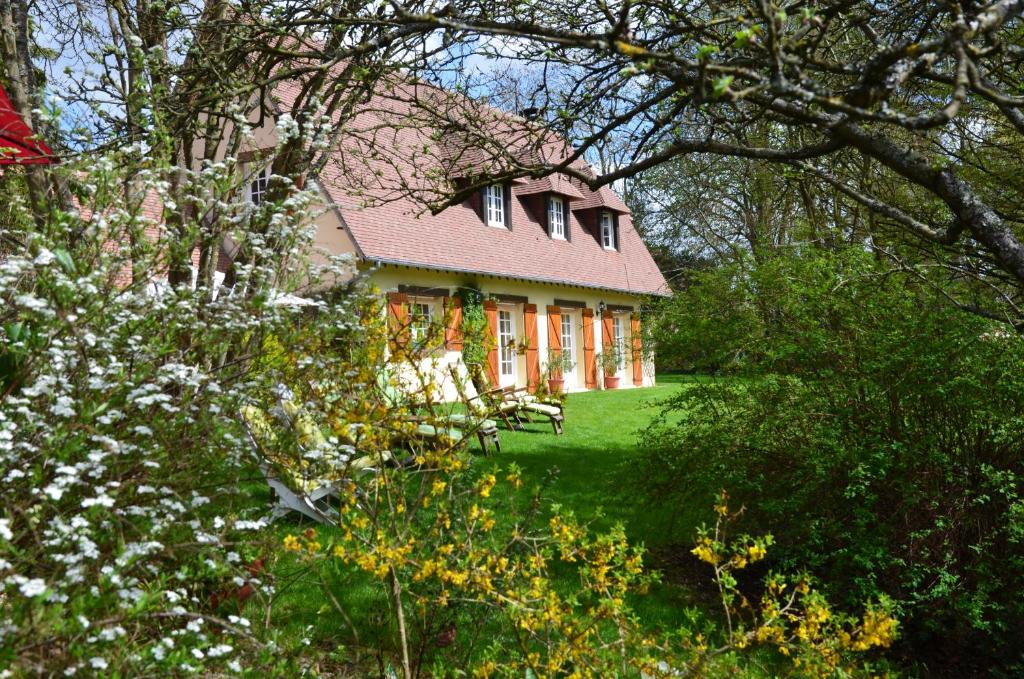 a house in the middle of a yard with flowers at Le Clos Fleuri in Giverny