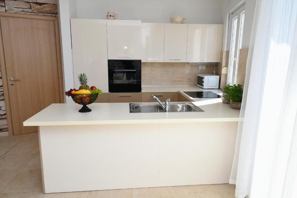 Kuchnia lub aneks kuchenny w obiekcie Apartment LIBRA with sea view