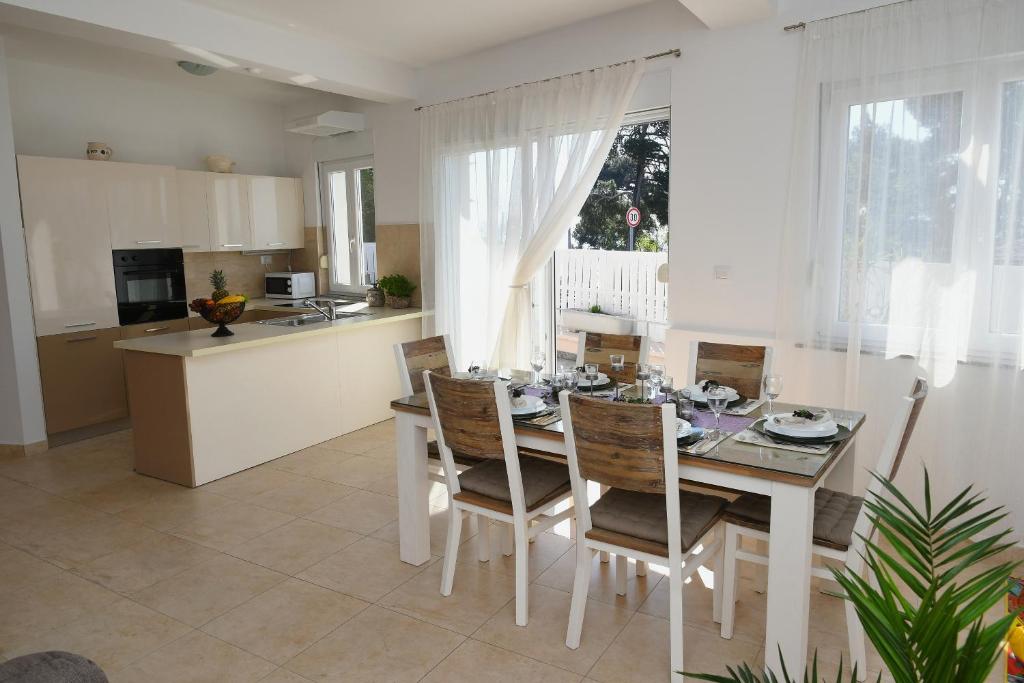 Kuchnia lub aneks kuchenny w obiekcie Apartment LIBRA with sea view