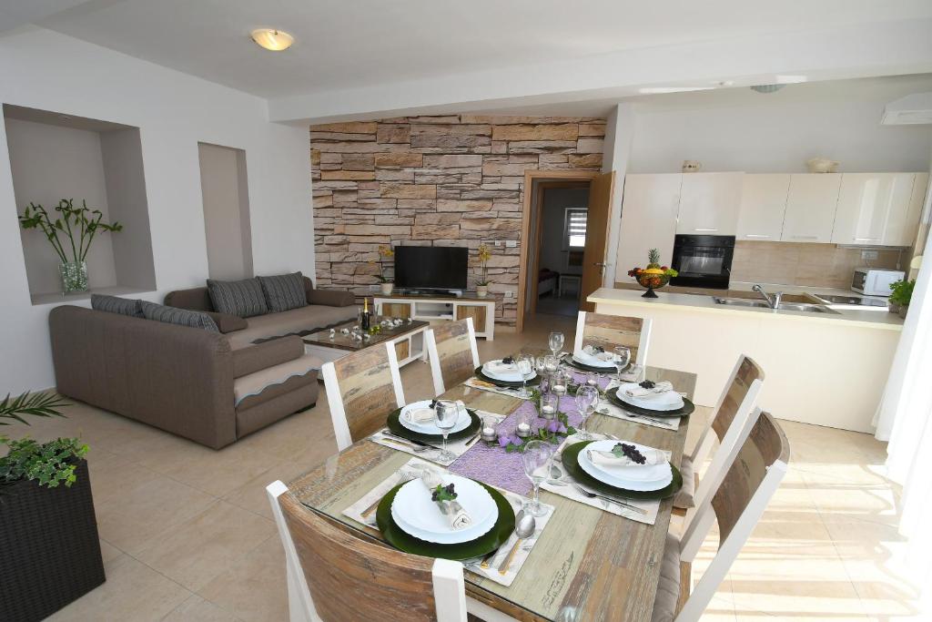 TV a/nebo společenská místnost v ubytování Apartment LIBRA with sea view