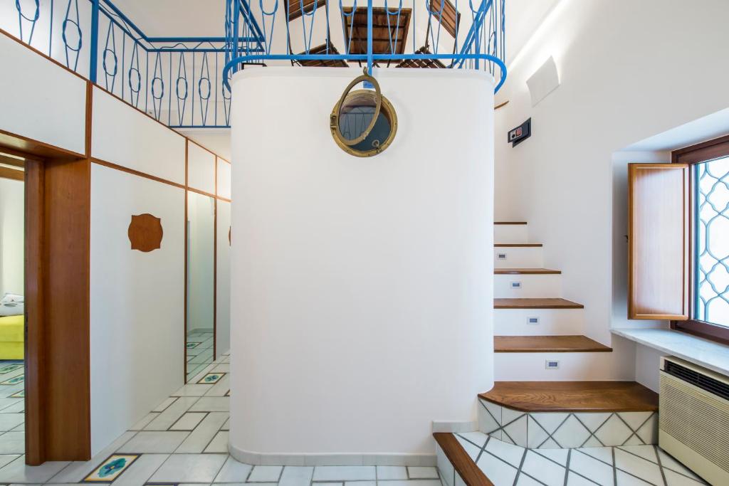 een kamer met een trap en een witte muur bij Sapore di Sale in Atrani