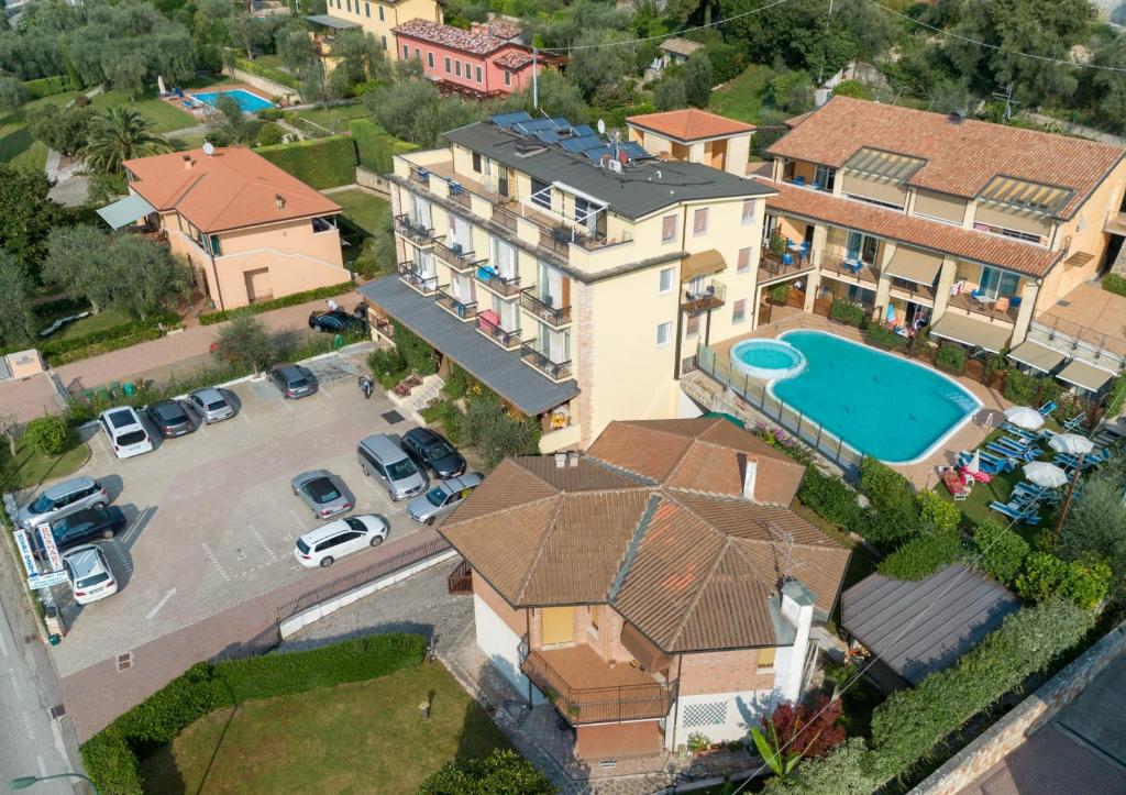 uma vista aérea de uma casa com piscina em Residence Rosemary em Brenzone sul Garda