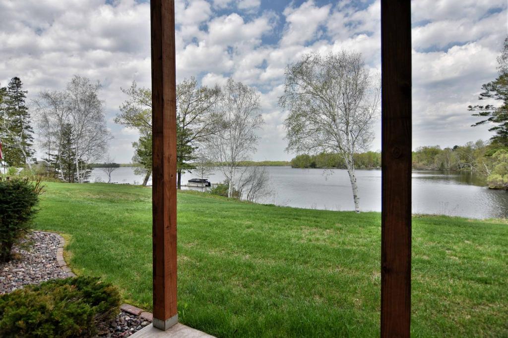 vistas al lago desde el porche de una casa en Unit 411B 1Bd 1Ba Efficiency Condo Condo, en Birchwood