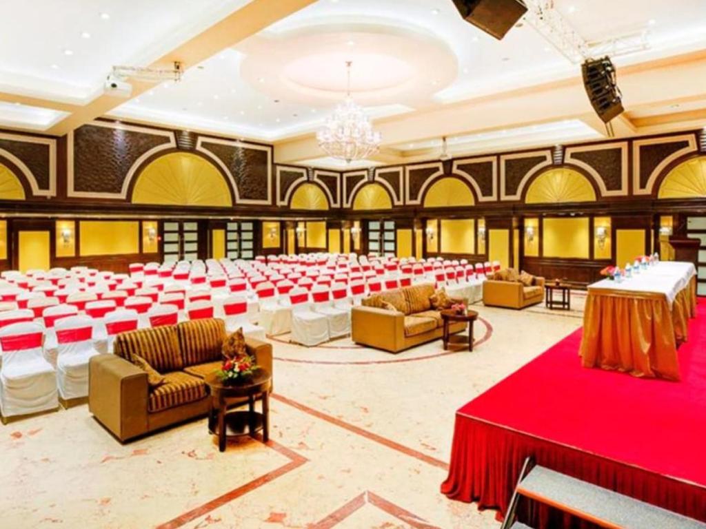 Posezení v ubytování Anandha Inn Convention Centre and Suites
