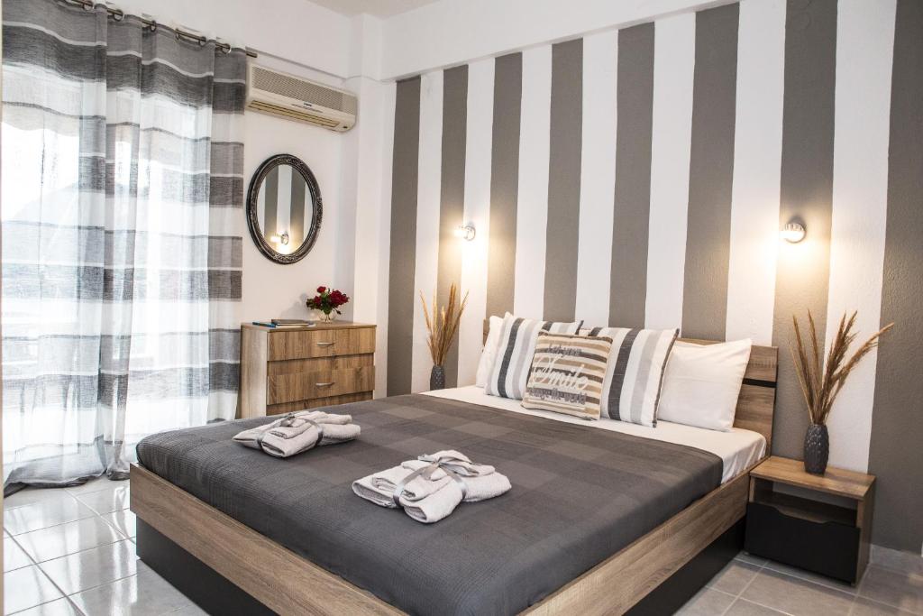 A bed or beds in a room at Sunset Apartments