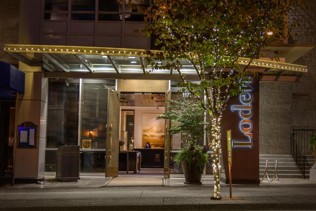 una fachada de un edificio con luces. en Loden Vancouver en Vancouver