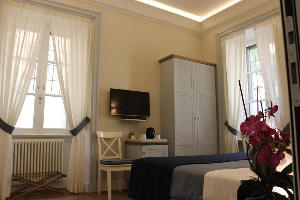 Телевизор и/или развлекательный центр в Little Rose Residence