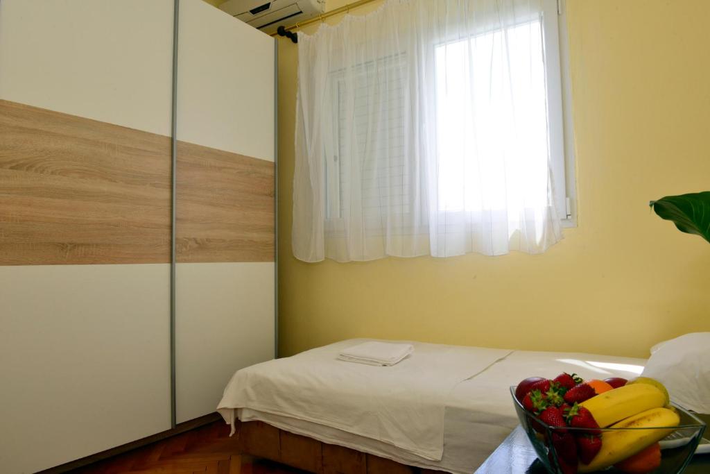 Postel nebo postele na pokoji v ubytování Sobe Tivat