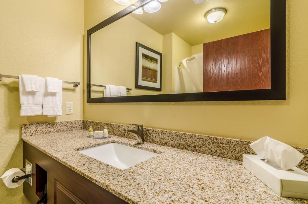 Cobblestone Hotel & Suites - McCook photo