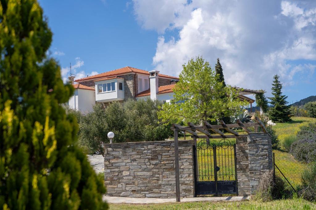 een huis met een poort en een stenen muur bij Villa Pirgadikia in Pyrgadikia