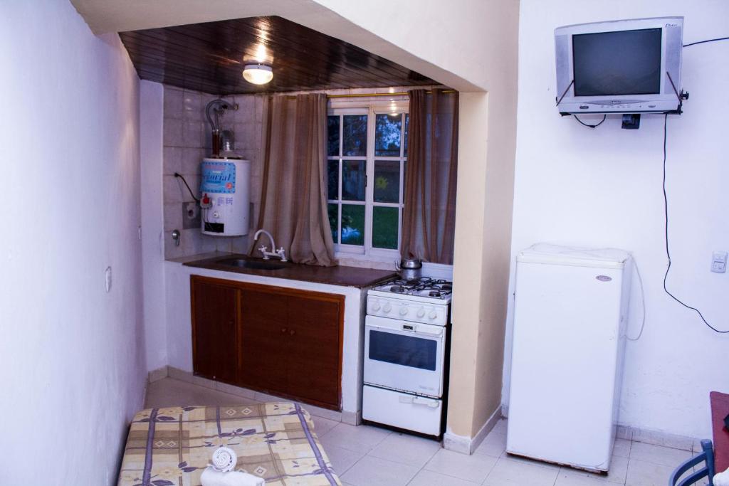 Departamentos 27 في سان كليمنتي ديل تويو: مطبخ مع مغسلة وموقد وتلفزيون