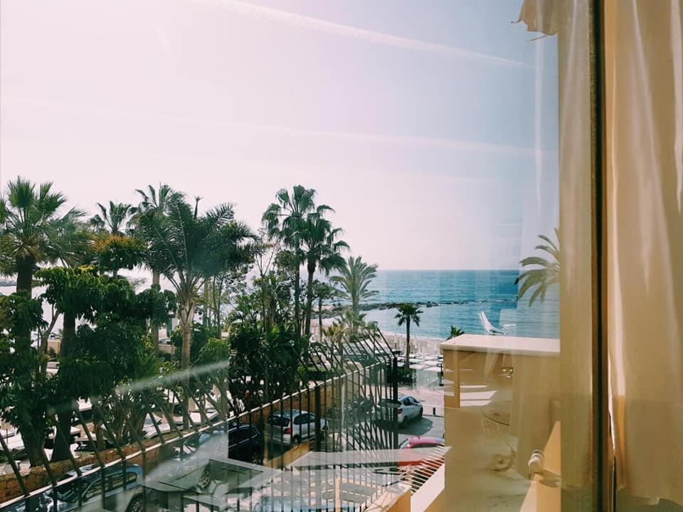 una vista sull'oceano da una camera d'albergo di Mayoral Frontline a Marbella