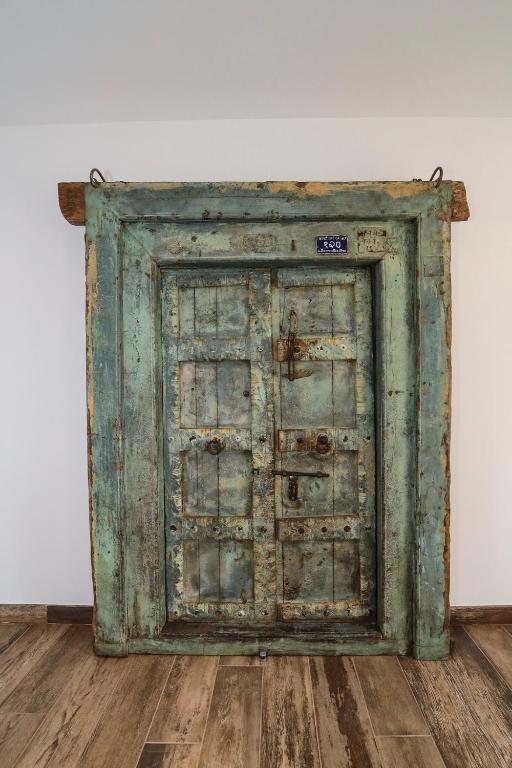 an old green wooden chest sitting on a wooden floor at Hôtel confidentiel Le Grecale in Pianottoli-Caldarello