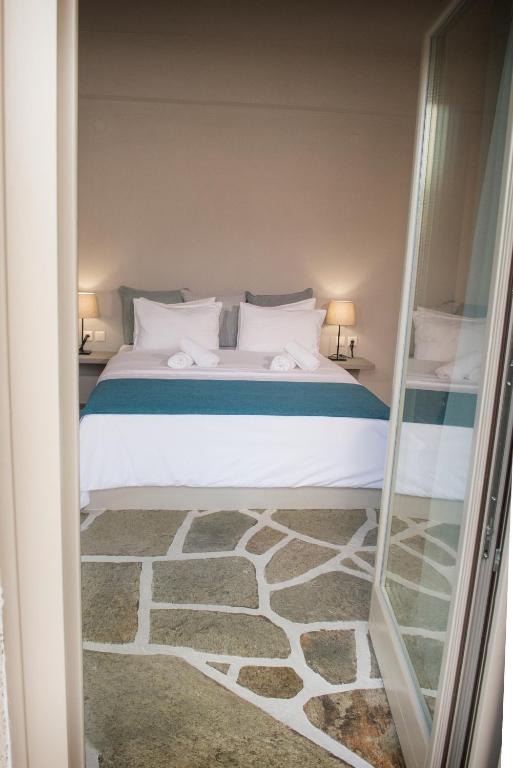 Postel nebo postele na pokoji v ubytování MELIES- Seaside Boutique Apartments