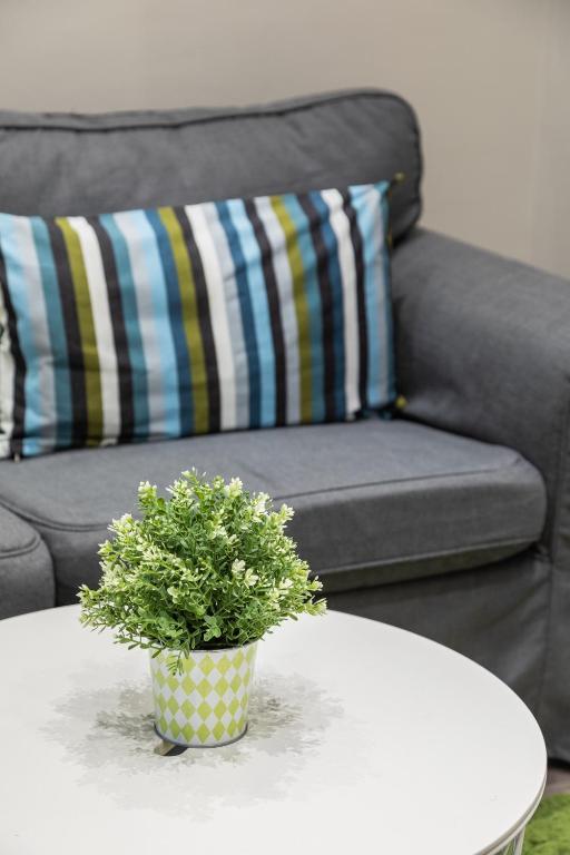 Posezení v ubytování Cozy Apartment in City Center
