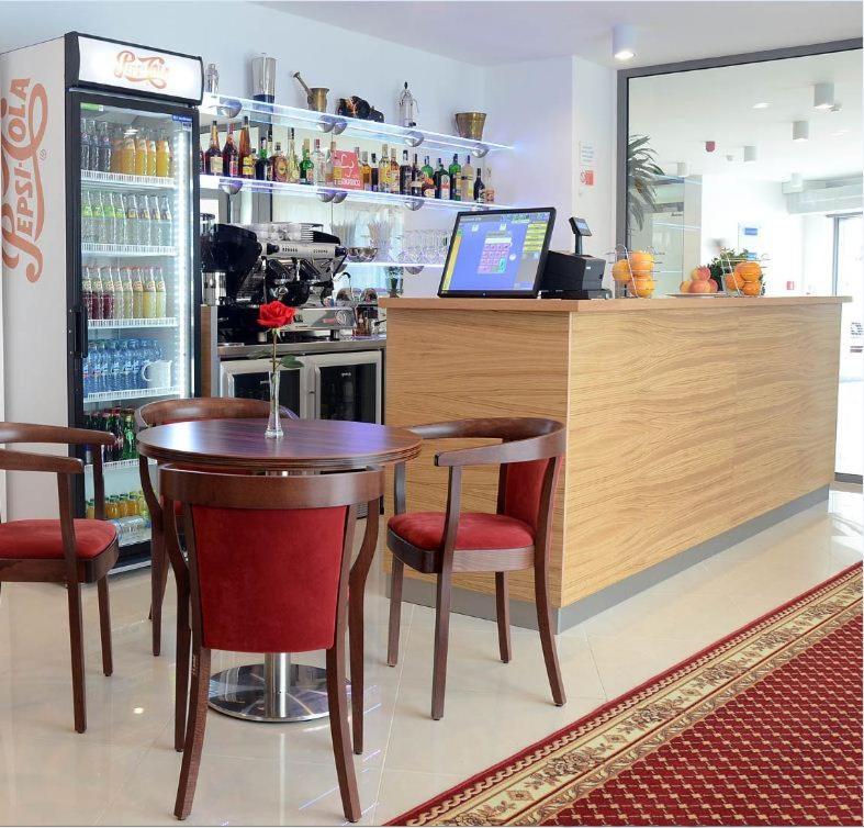 Lounge nebo bar v ubytování Hotel Bélier
