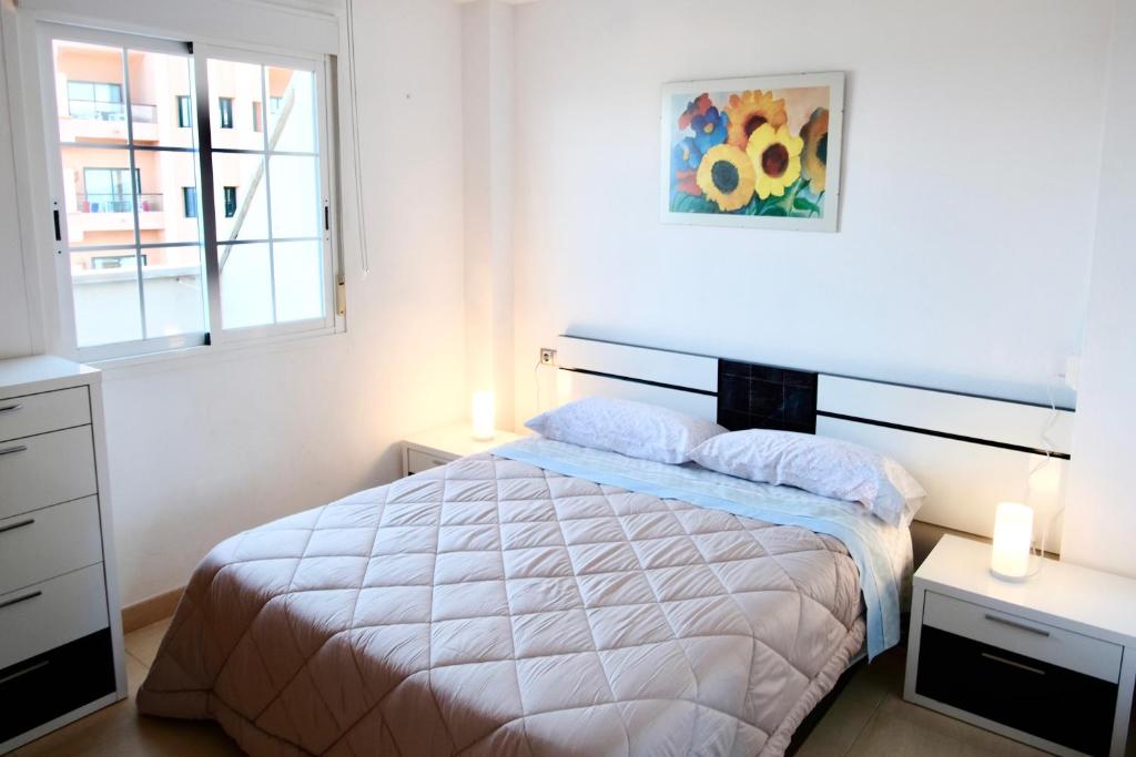 Postel nebo postele na pokoji v ubytování Seafront Penthouse Almeria