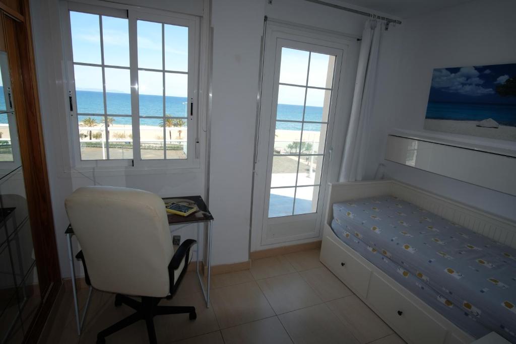 Postel nebo postele na pokoji v ubytování Seafront Penthouse Almeria