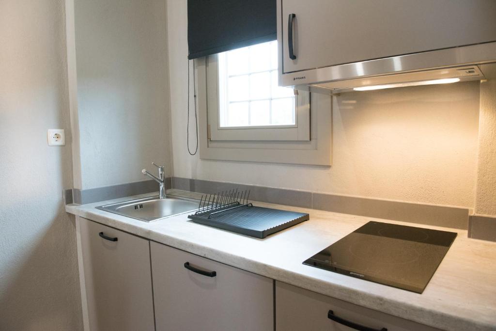Kuchyň nebo kuchyňský kout v ubytování MELIES- Seaside Boutique Apartments