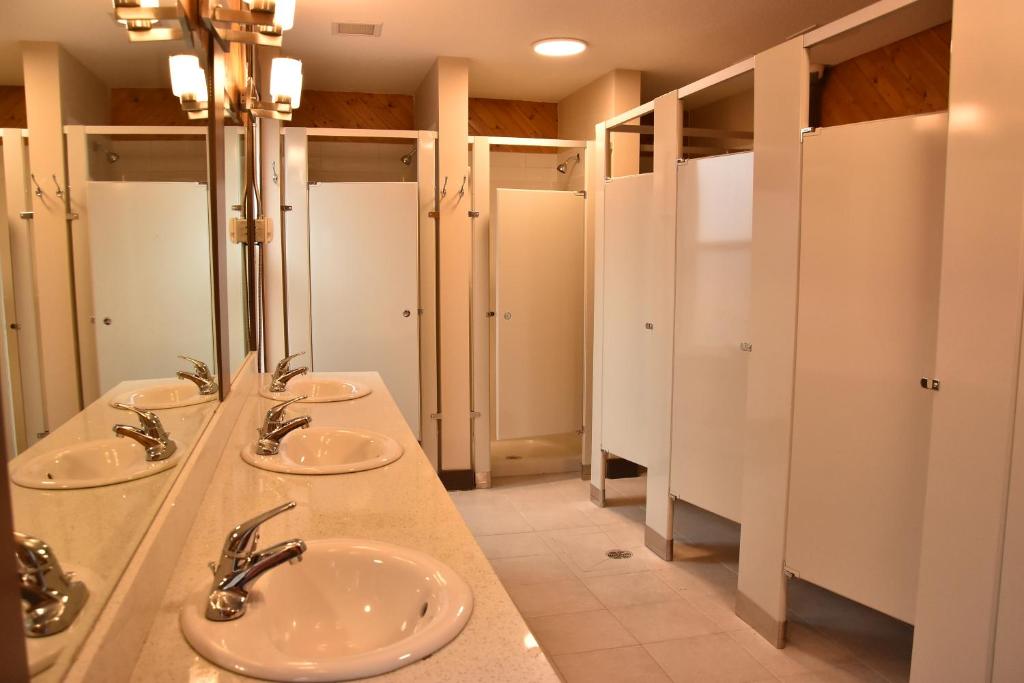 Un baño de PARTY HOSTEL - The Canmore Hotel Hostel