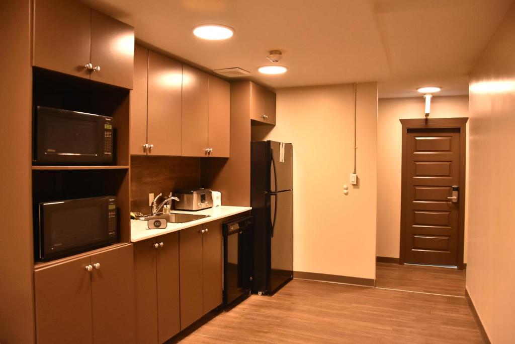 Una cocina o zona de cocina en PARTY HOSTEL - The Canmore Hotel Hostel