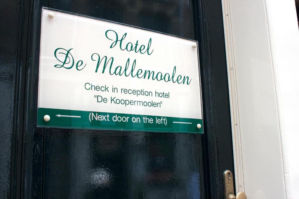 znak na drzwiach sklepu w obiekcie De Mallemoolen w Amsterdamie