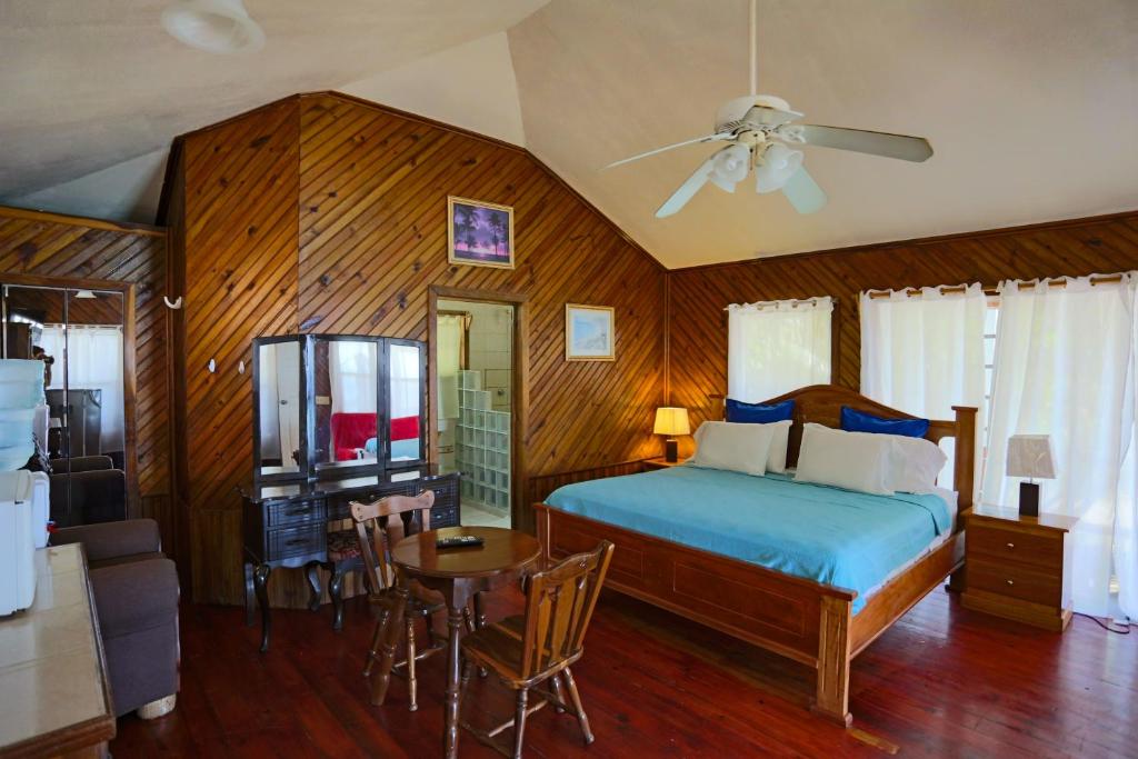 Postel nebo postele na pokoji v ubytování Fosters West Bay Resort