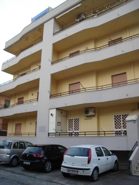 um edifício com carros estacionados num parque de estacionamento em Palazzo Ionio em Scalea