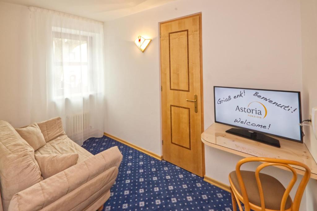 TV a/nebo společenská místnost v ubytování Pension & Residence Astoria