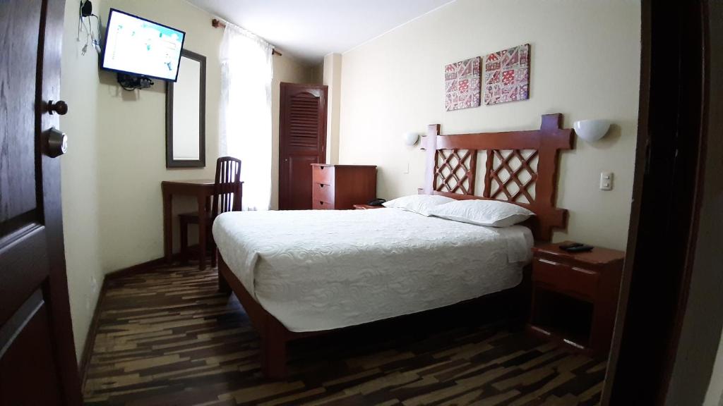 利馬的住宿－Pretty House Hotel，一间卧室配有一张床和一台电视
