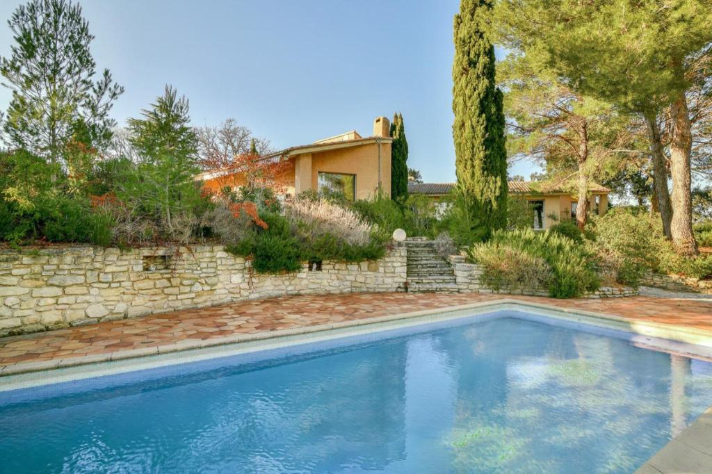 - une piscine dans la cour d'une maison dans l'établissement Au Coeur des Vignes en Provence, à Châteauneuf-de-Gadagne
