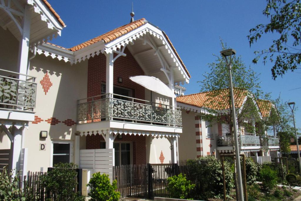 a large white house with a balcony at Appartement 42m² - 1 chambre 2 personnes à Pornic in Pornic