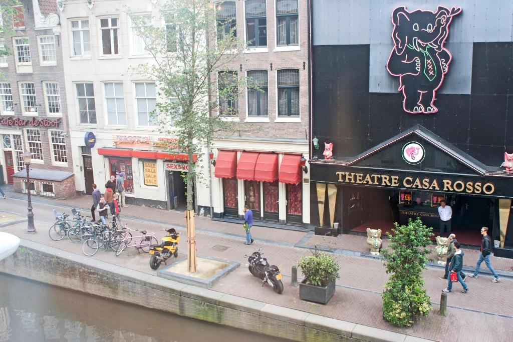 vistas a una calle con un restaurante cataka salsaros en Hotel Torenzicht, en Ámsterdam