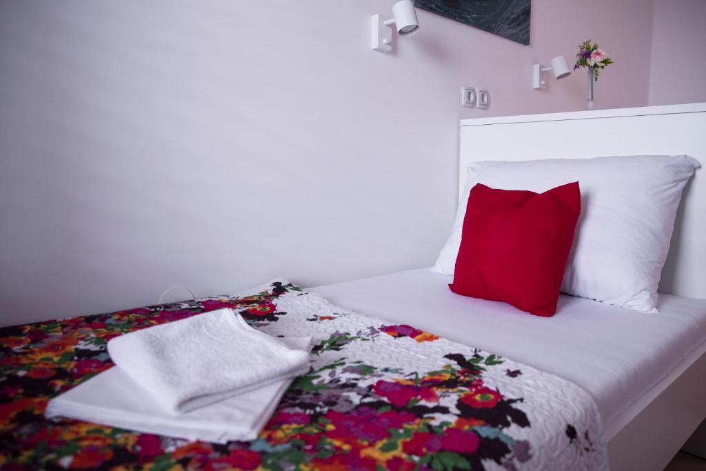 Postel nebo postele na pokoji v ubytování Apartments Svijet Mora 2
