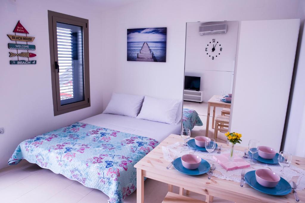 Postel nebo postele na pokoji v ubytování Apartments Svijet Mora 2