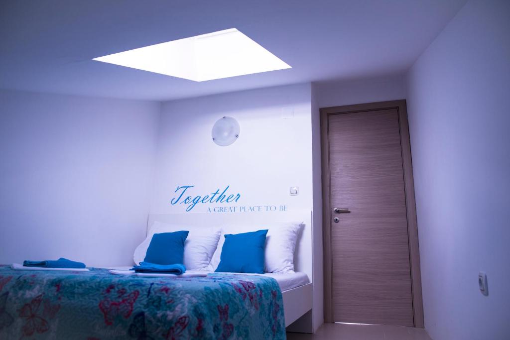 Postel nebo postele na pokoji v ubytování Apartments Svijet Mora 2