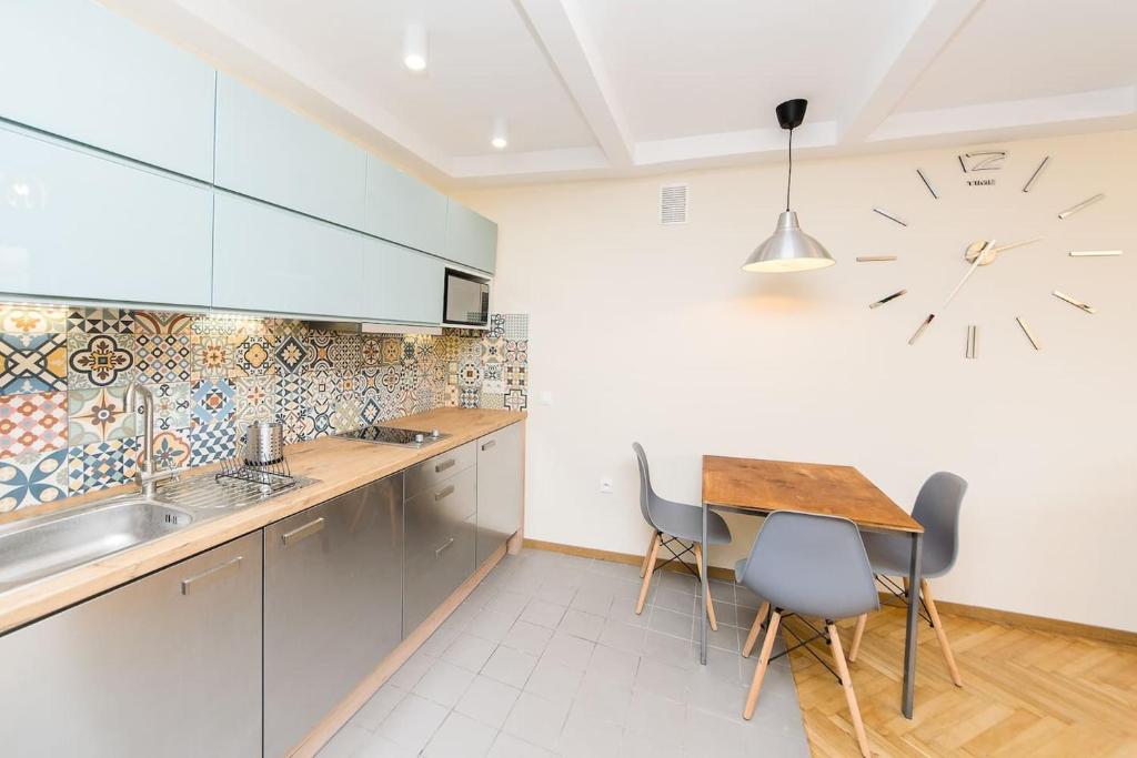 Kuchyňa alebo kuchynka v ubytovaní PRIVATE FLAT IN HEART KRAKOW p4you pl