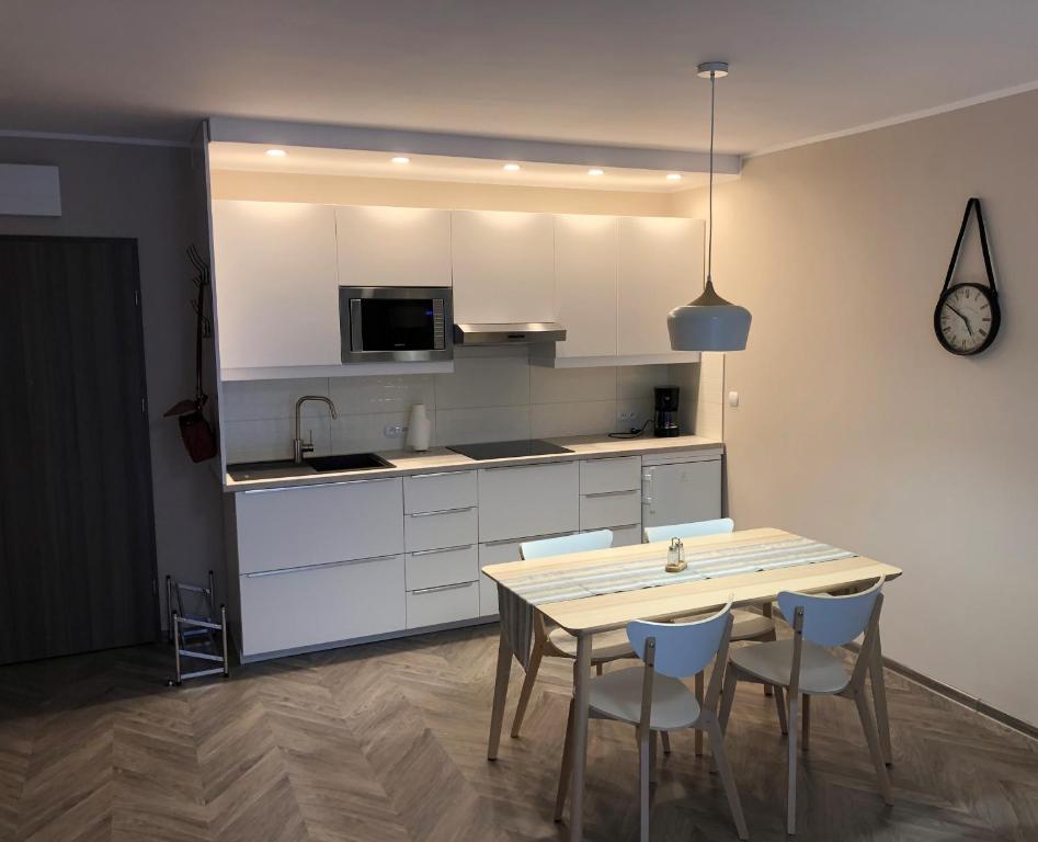 O bucătărie sau chicinetă la Apartament Bryza z ogródkiem