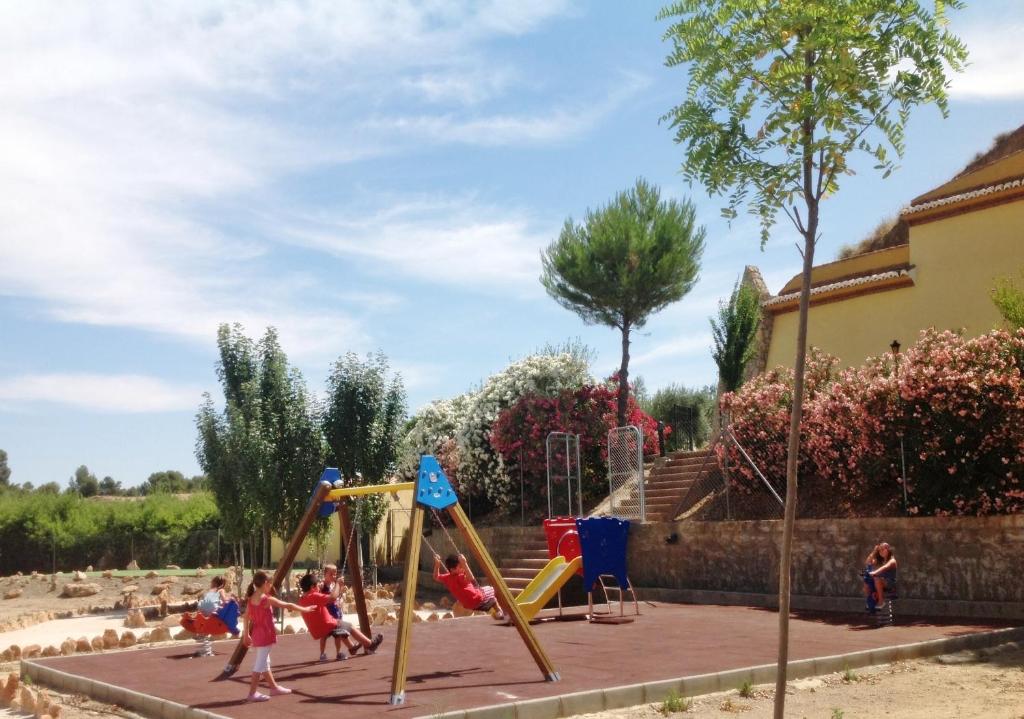 Zona de juegos infantil en Cuevas La Granja