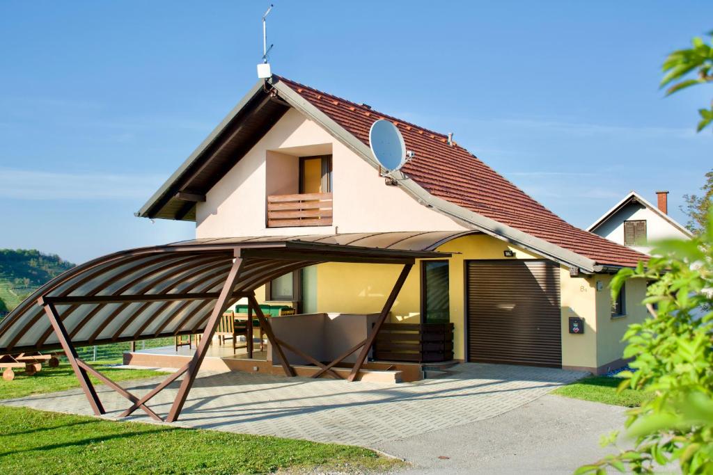 una casa con techo redondo y garaje en Liveza House, en Miklavž pri Ormožu