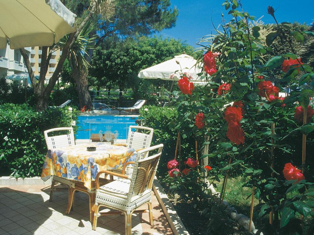 The swimming pool at or close to Hotel Corallo