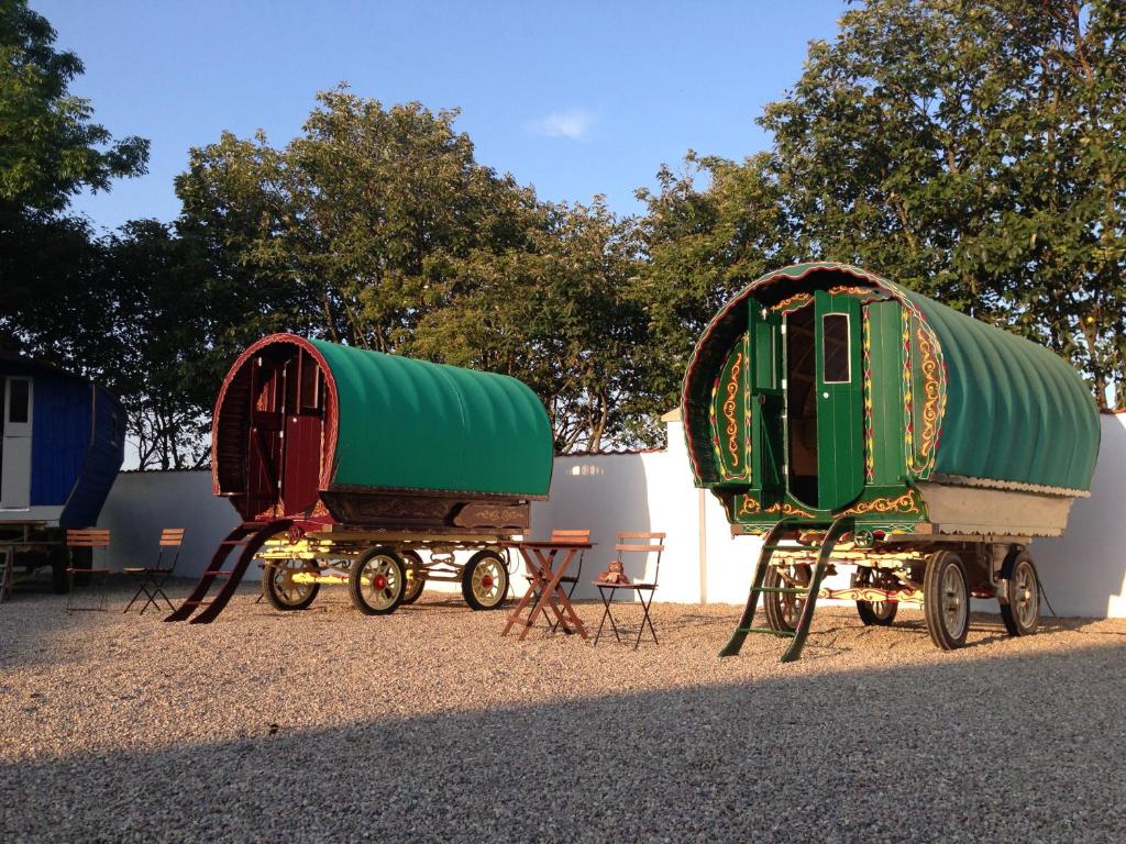 a group of three train cars sitting on display at Hotell Vagabond in Abbekås