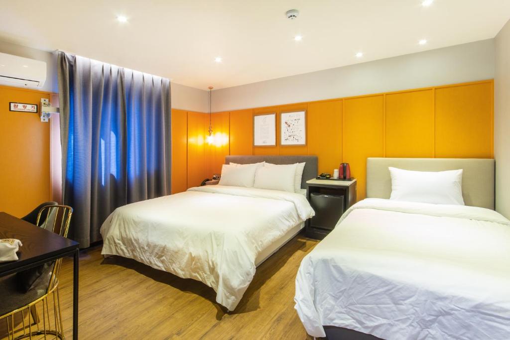 Postel nebo postele na pokoji v ubytování BrownDot Hotel Centum