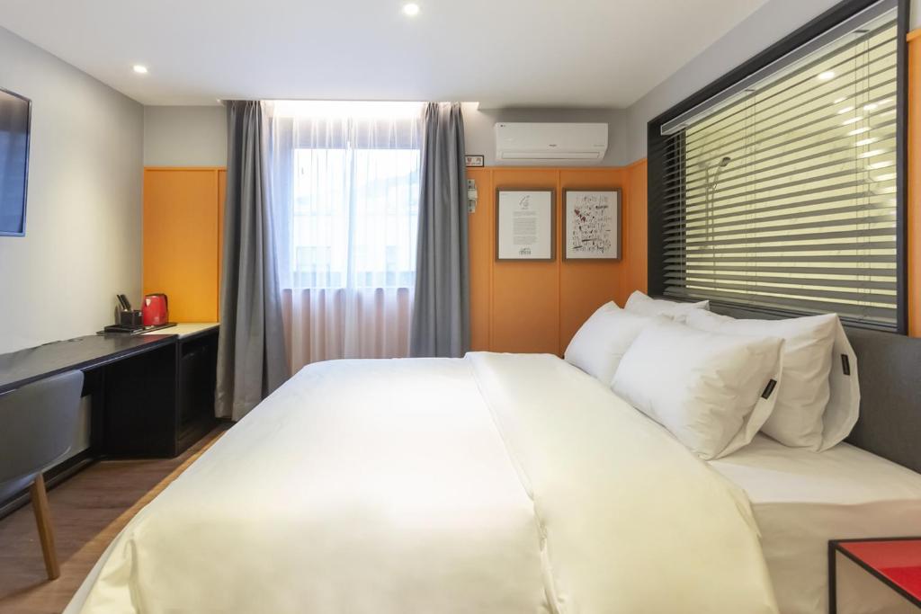 Postel nebo postele na pokoji v ubytování BrownDot Hotel Centum
